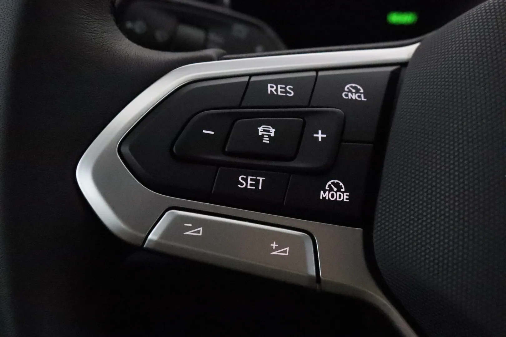 VOLKSWAGEN Tiguan ZPE-235 carousel image