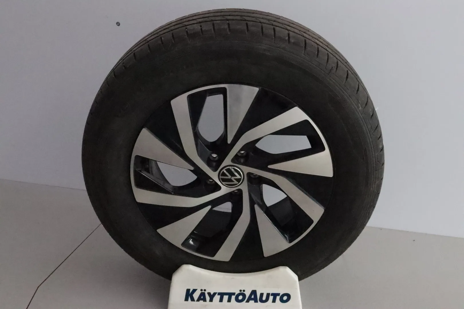 VOLKSWAGEN Tiguan ZPE-235 carousel image