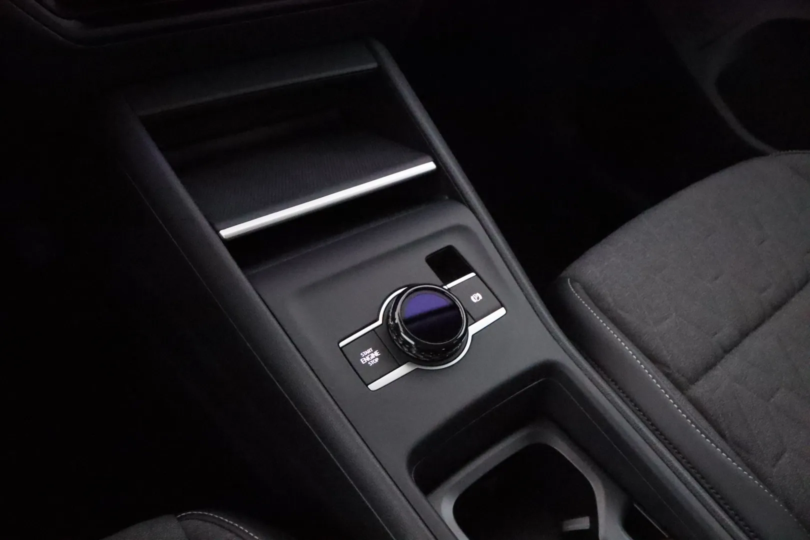 VOLKSWAGEN Tiguan ZPE-235 carousel image