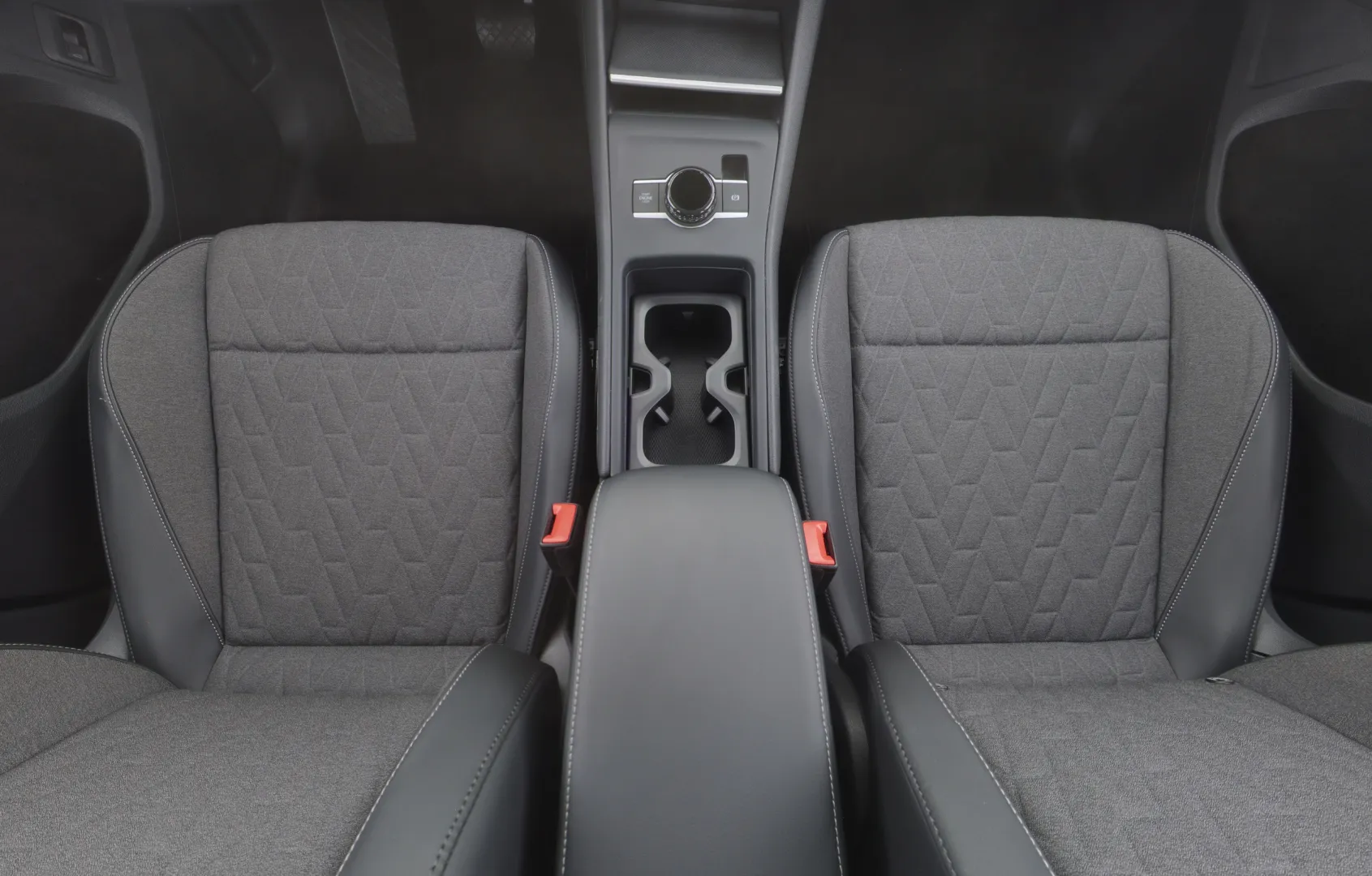 VOLKSWAGEN Tiguan ZPE-235 carousel image