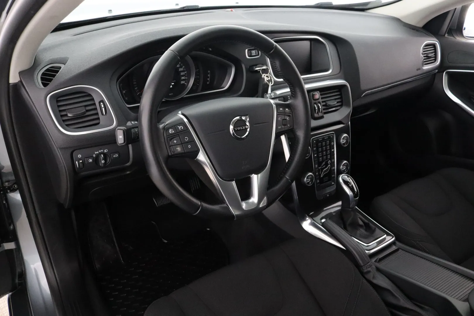 VOLVO V40 SNX-208 carousel image