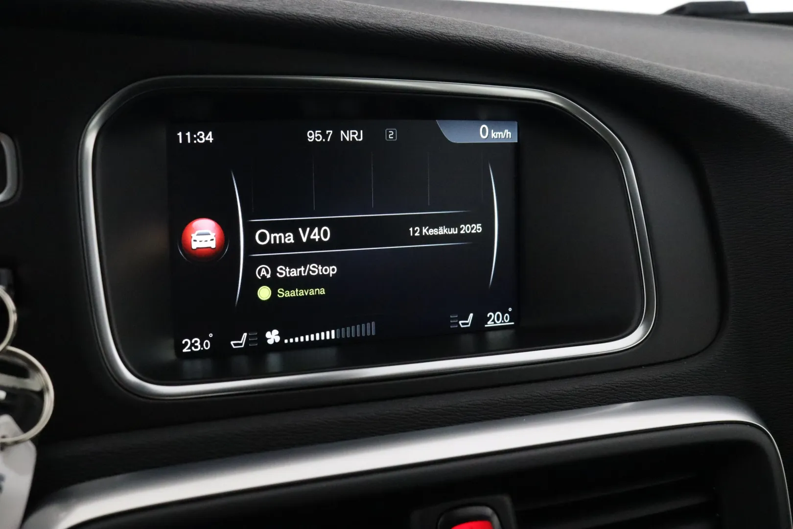 VOLVO V40 SNX-208 carousel image