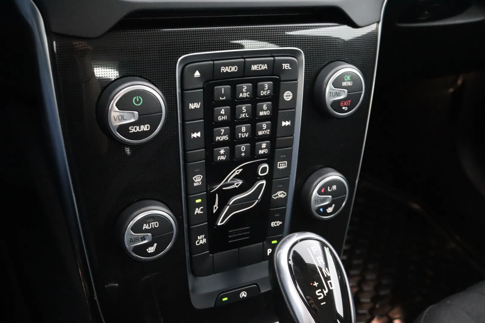 VOLVO V40 SNX-208 carousel image