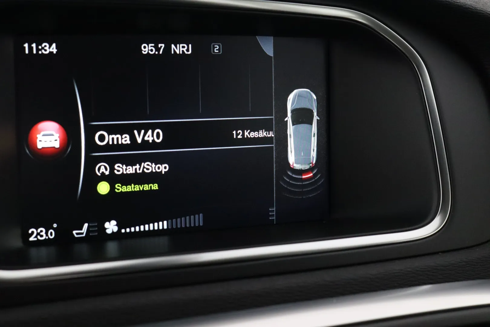 VOLVO V40 SNX-208 carousel image