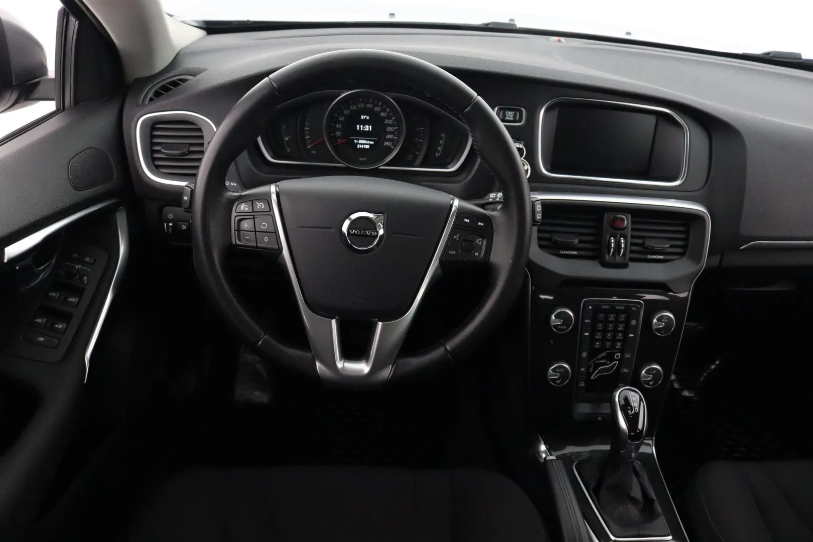 VOLVO V40 SNX-208 carousel image