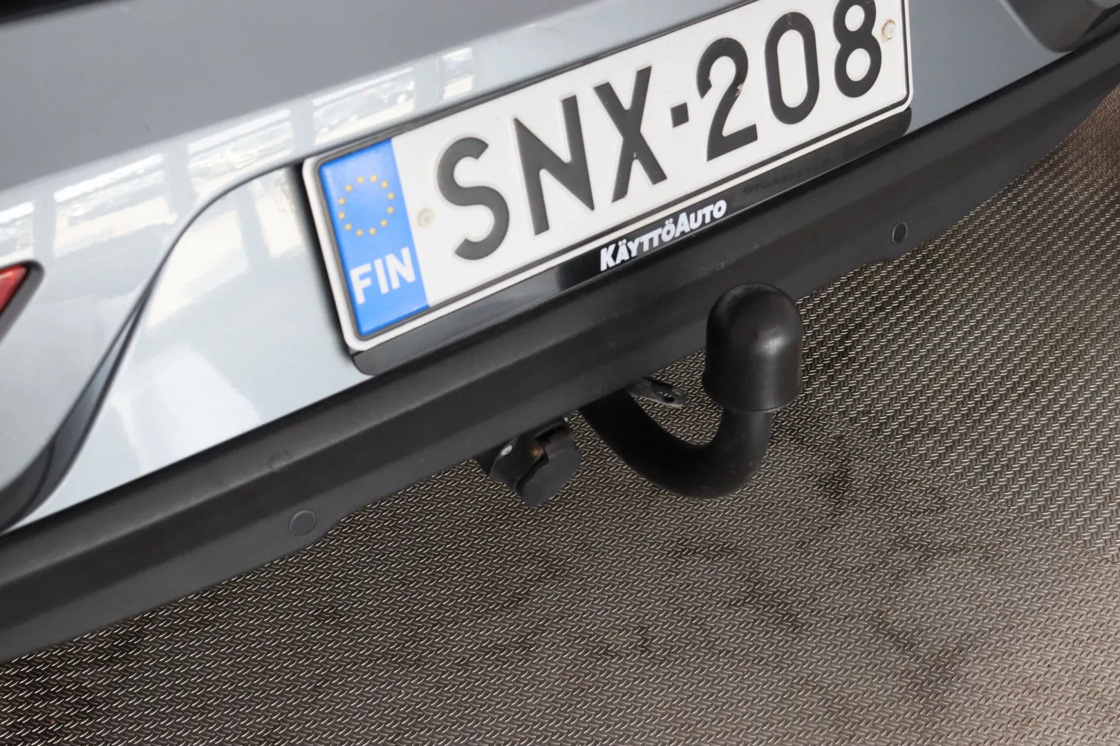 VOLVO V40 SNX-208 carousel image