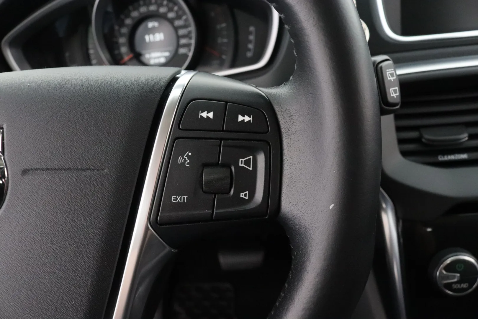 VOLVO V40 SNX-208 carousel image