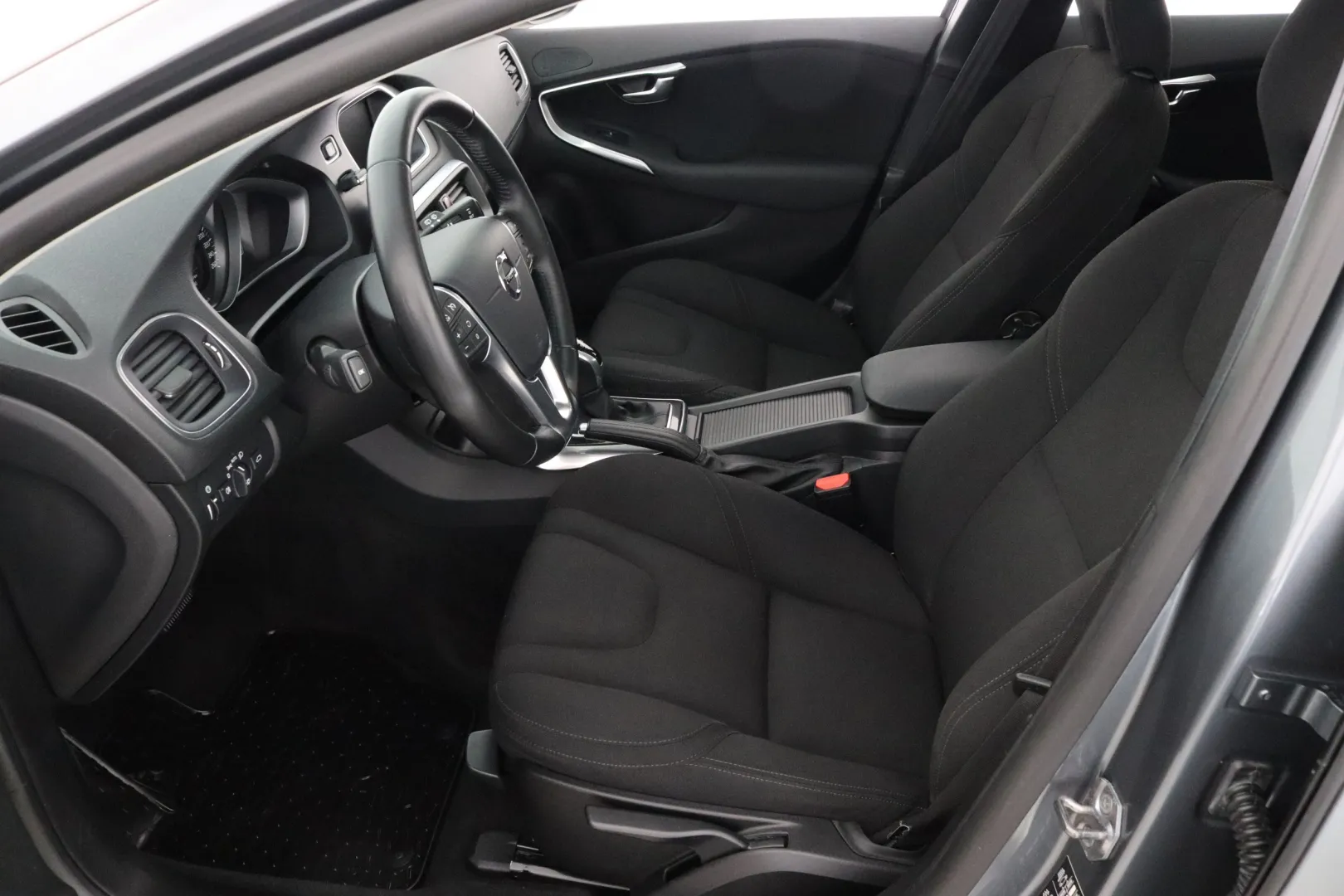 VOLVO V40 SNX-208 carousel image