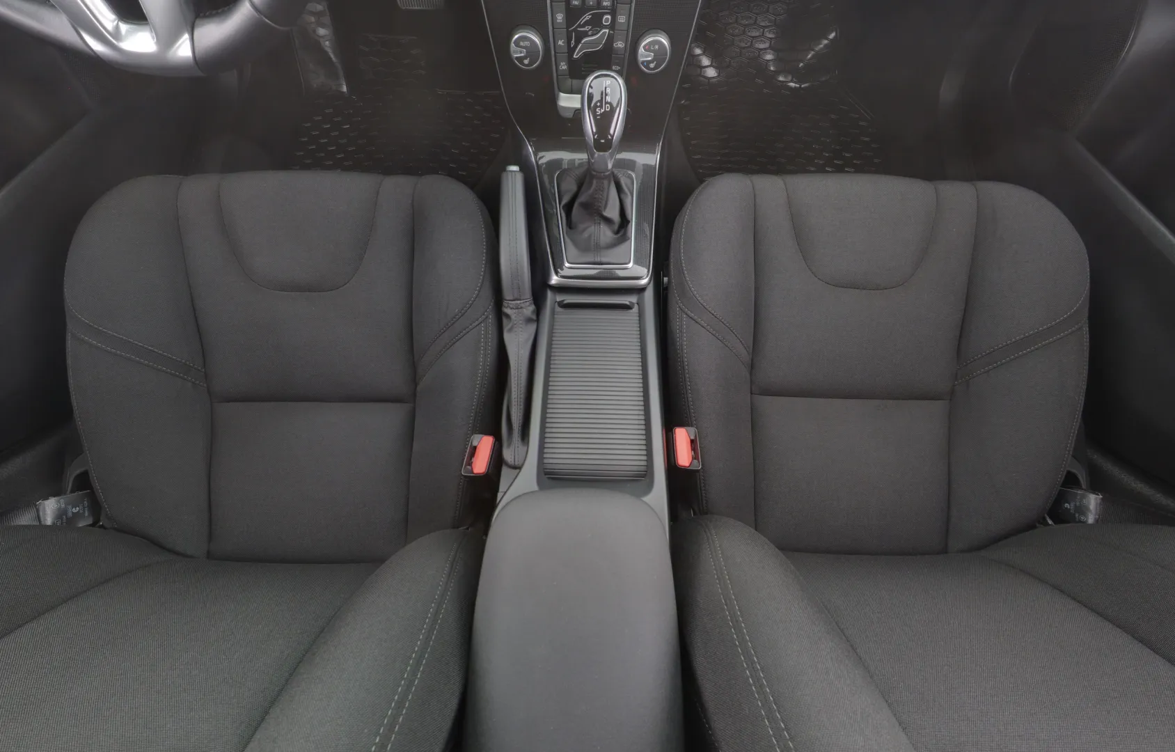 VOLVO V40 SNX-208 carousel image