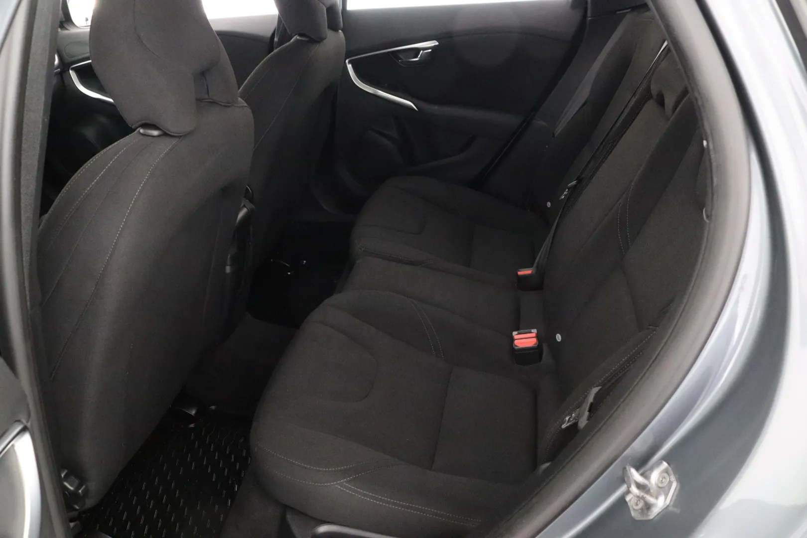 VOLVO V40 SNX-208 carousel image