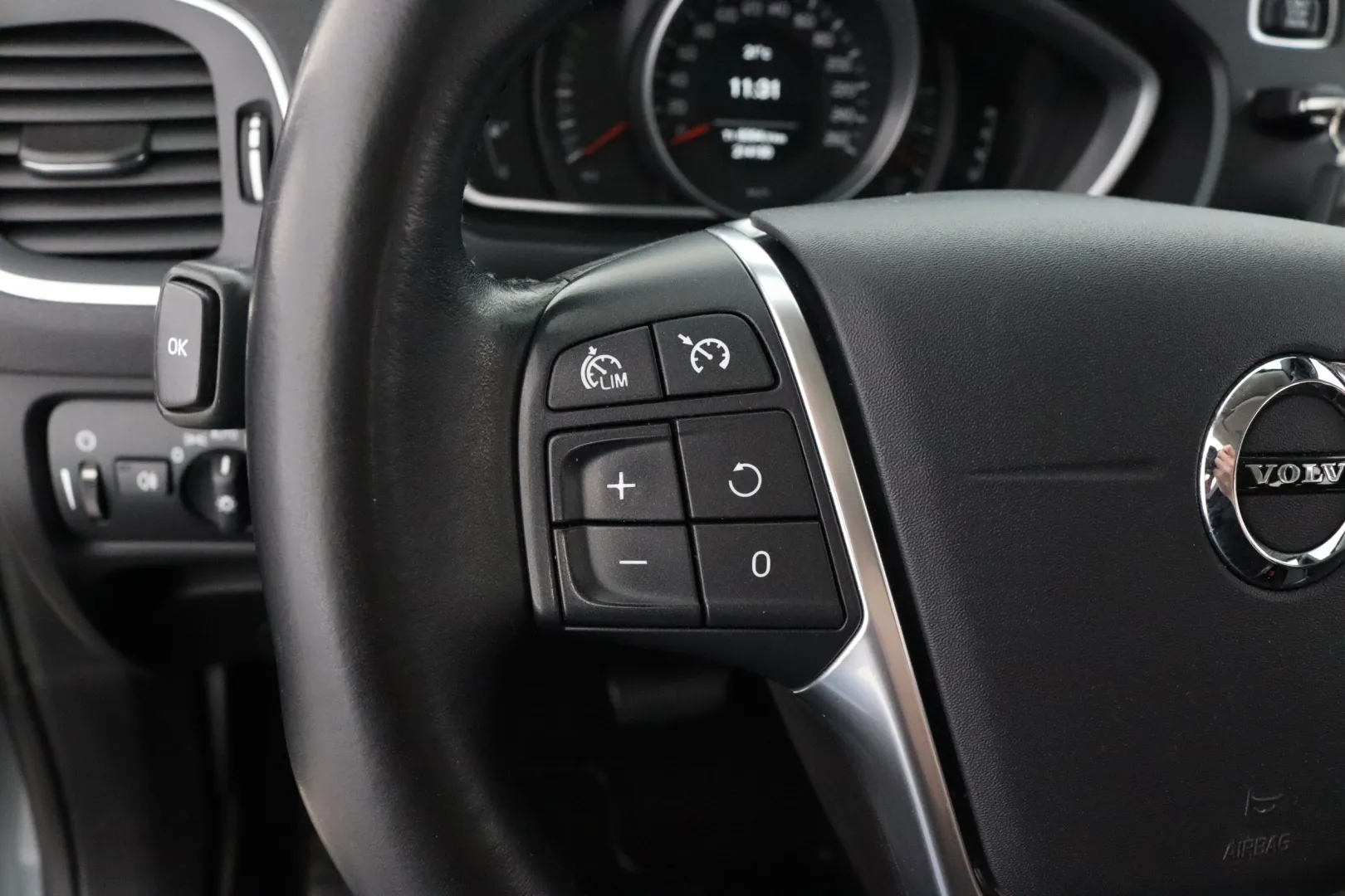 VOLVO V40 SNX-208 carousel image