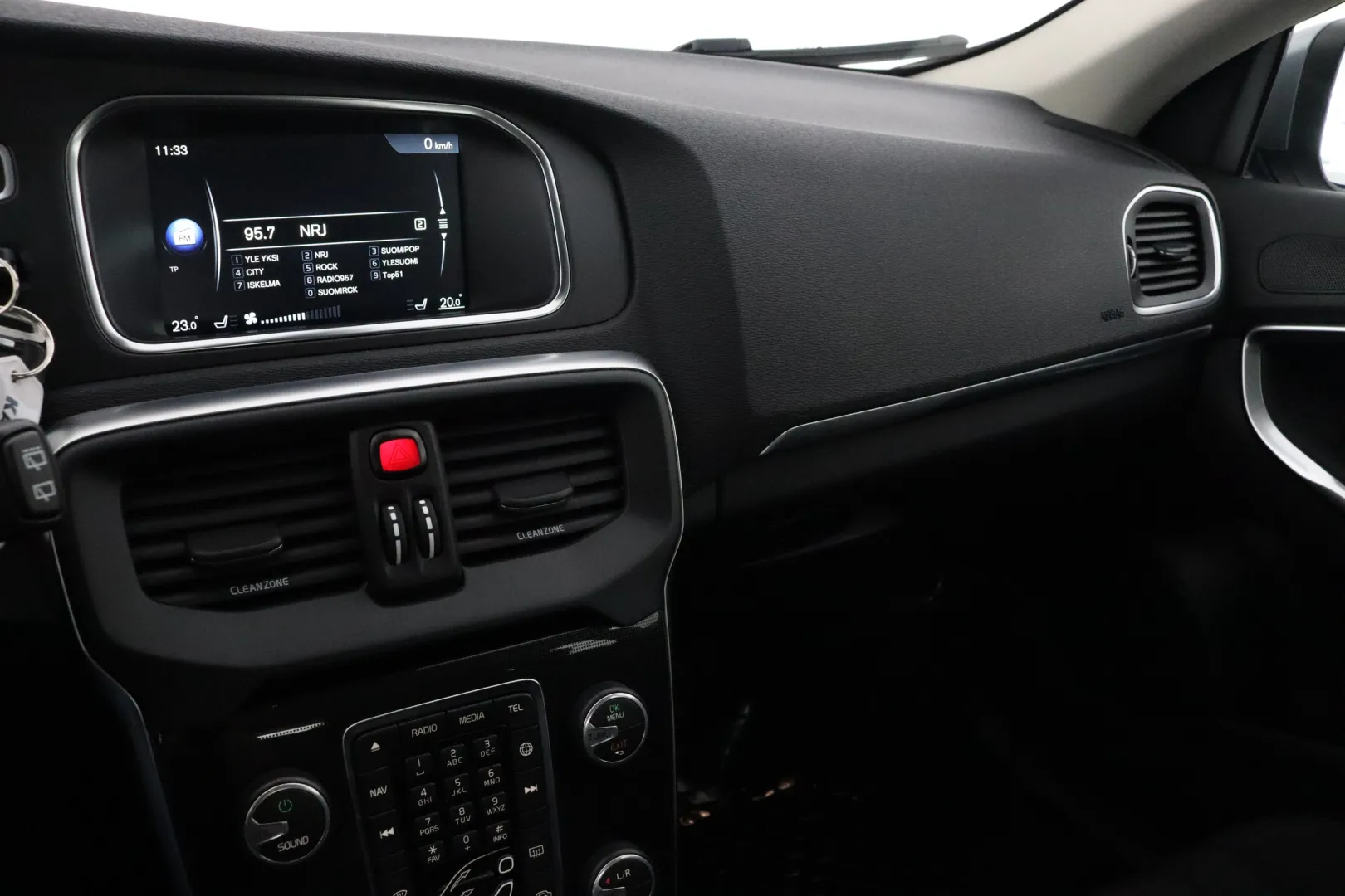 VOLVO V40 SNX-208 carousel image