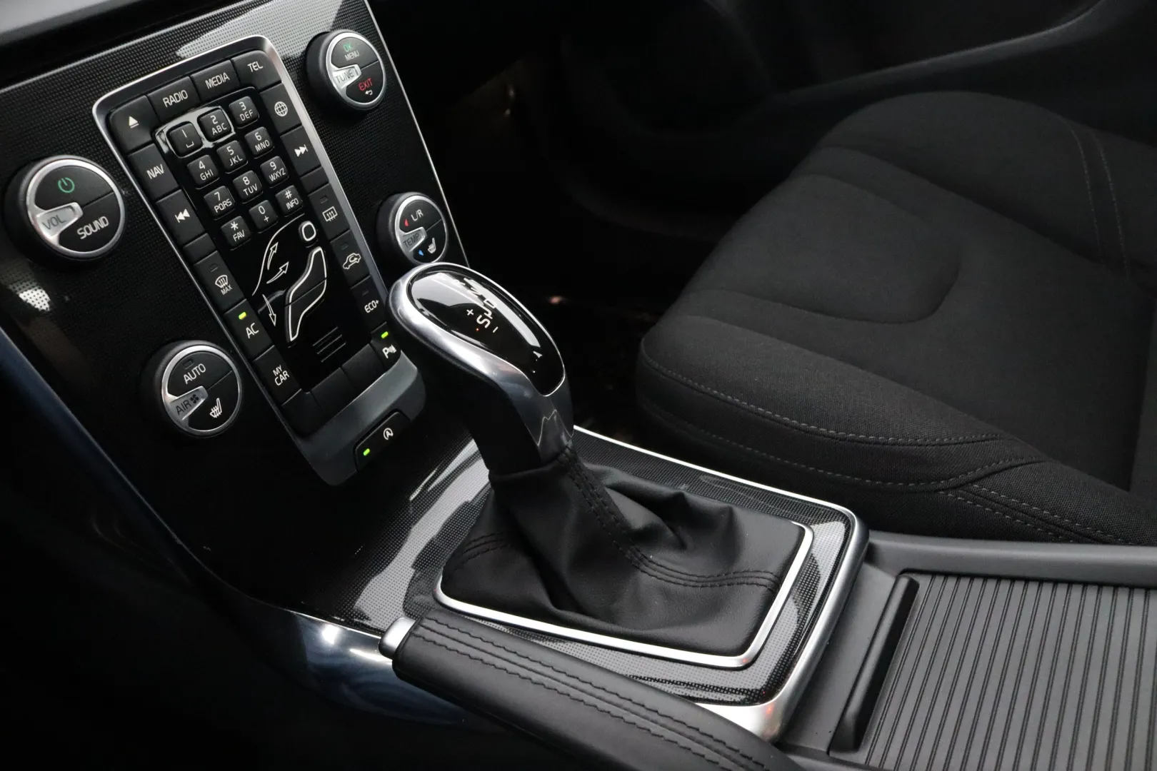 VOLVO V40 SNX-208 carousel image