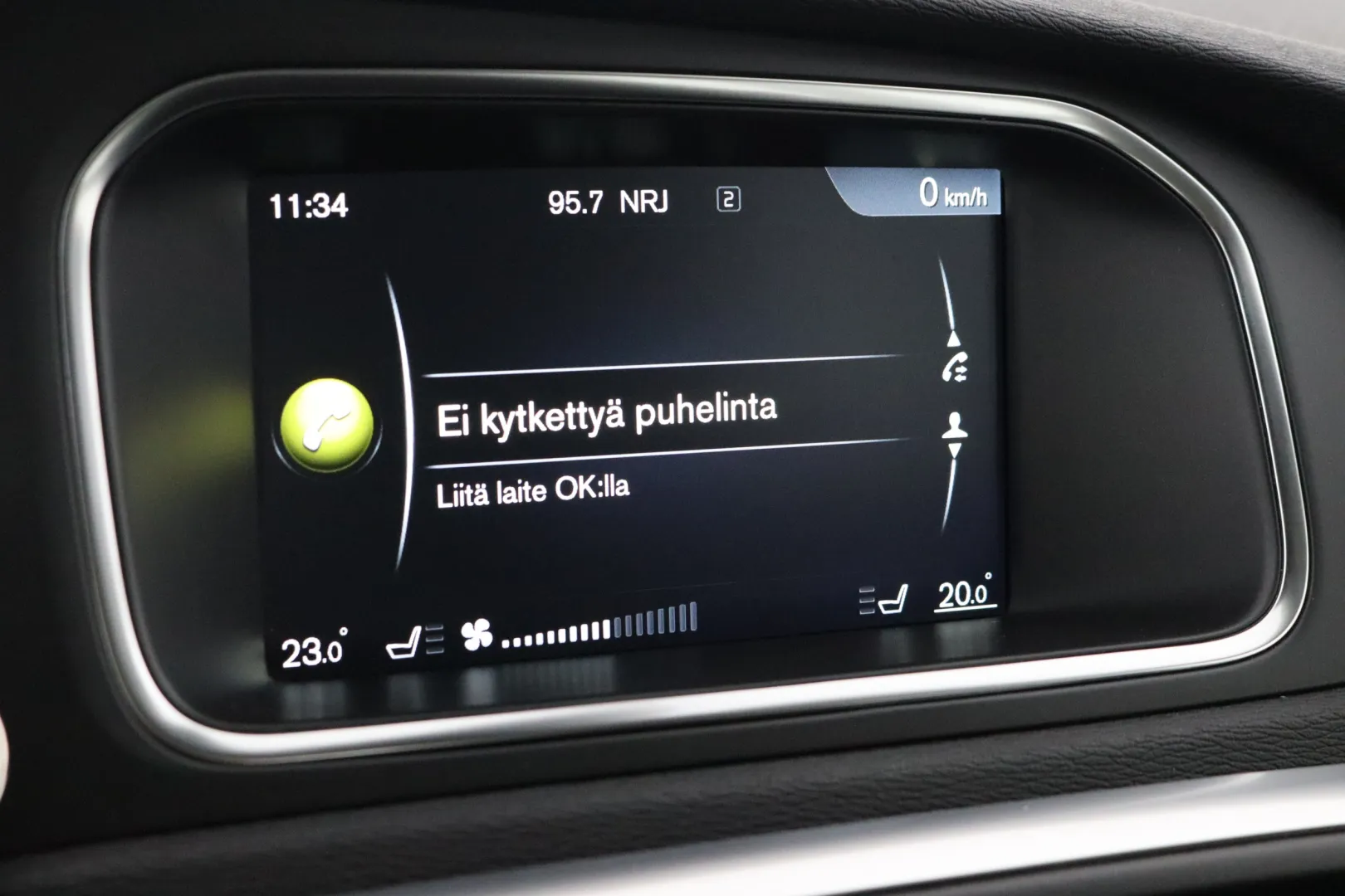 VOLVO V40 SNX-208 carousel image