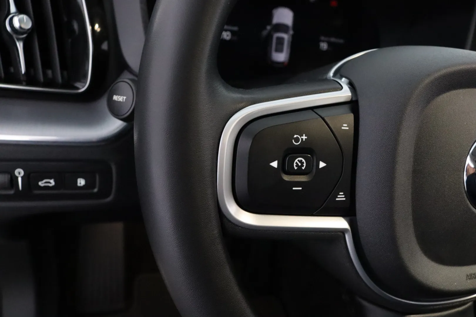 VOLVO XC60 FSH-293 carousel image