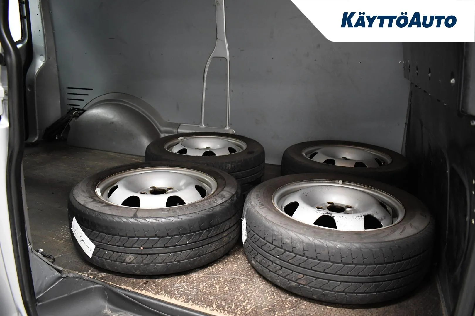 VOLKSWAGEN Transporter FKM-648 carousel image