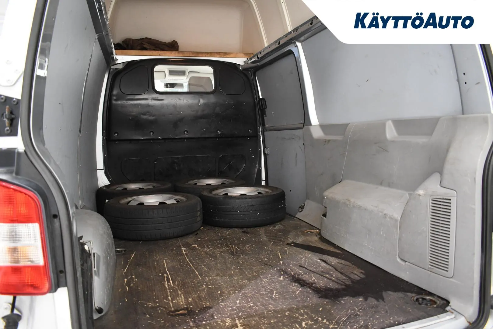 VOLKSWAGEN Transporter FKM-648 carousel image