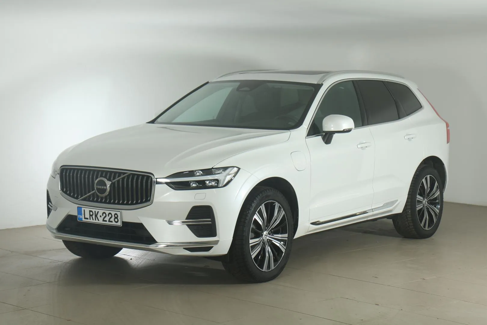 VOLVO XC60 LRK-228 carousel image