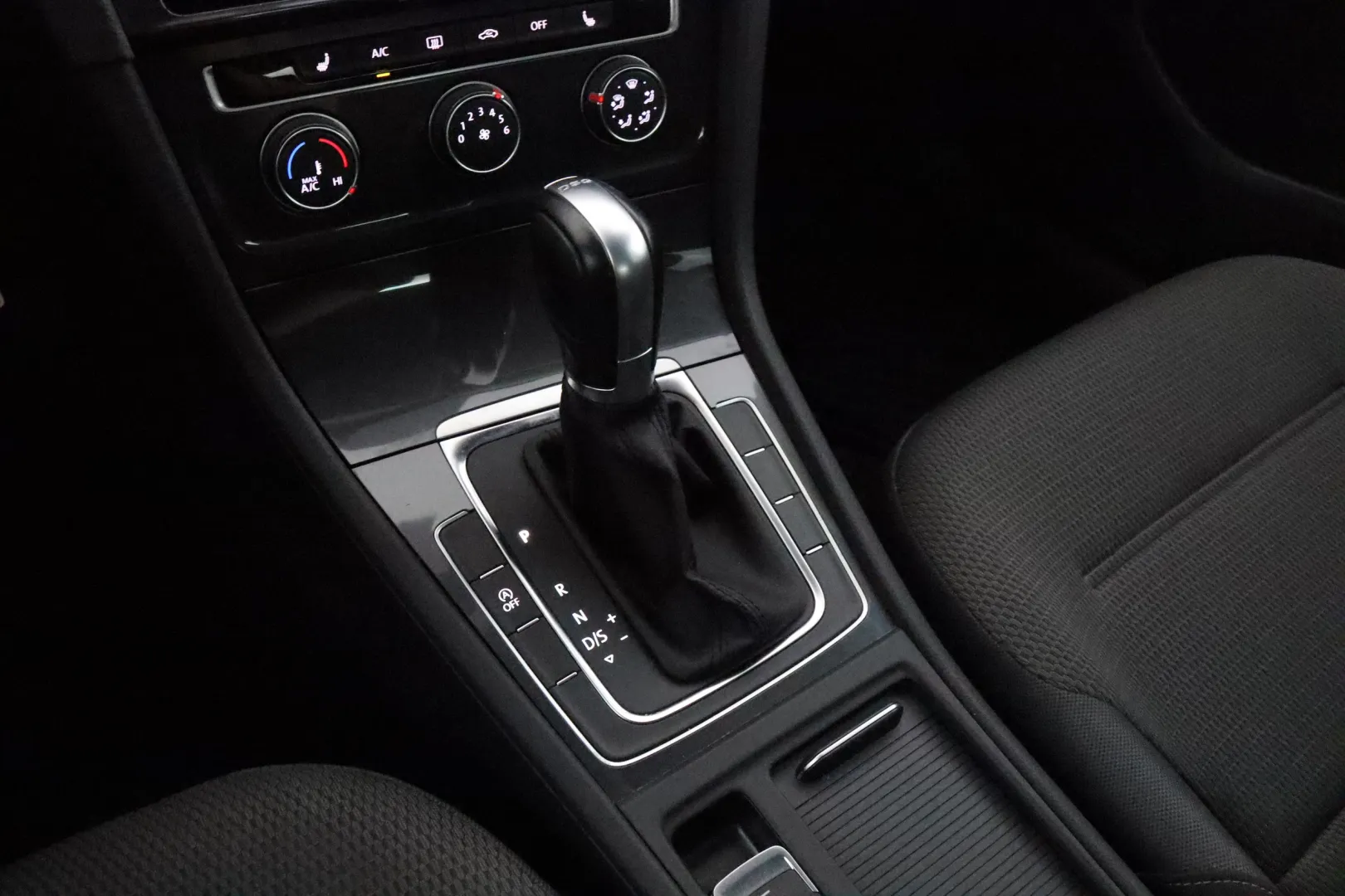 VOLKSWAGEN Golf CRC-964 carousel image