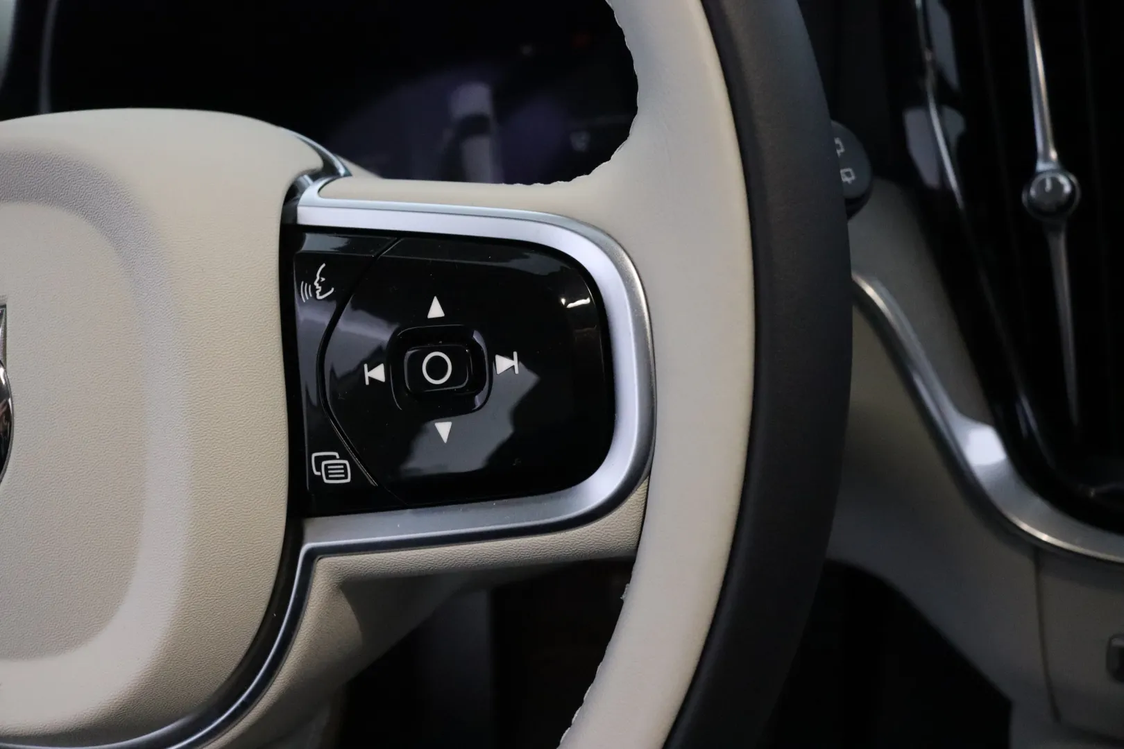 VOLVO V60 GRF-960 carousel image