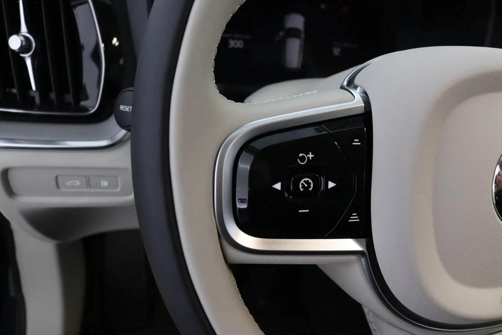 VOLVO V60 GRF-960 carousel image