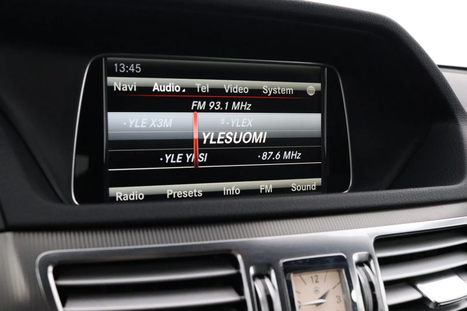 MERCEDES-BENZ E EPJ-324 carousel image