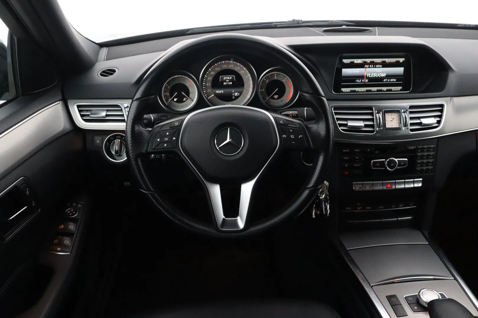 MERCEDES-BENZ E EPJ-324 carousel image