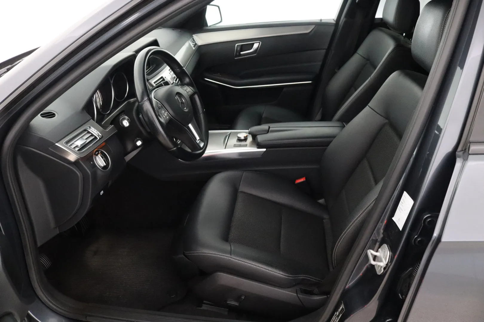 MERCEDES-BENZ E EPJ-324 carousel image