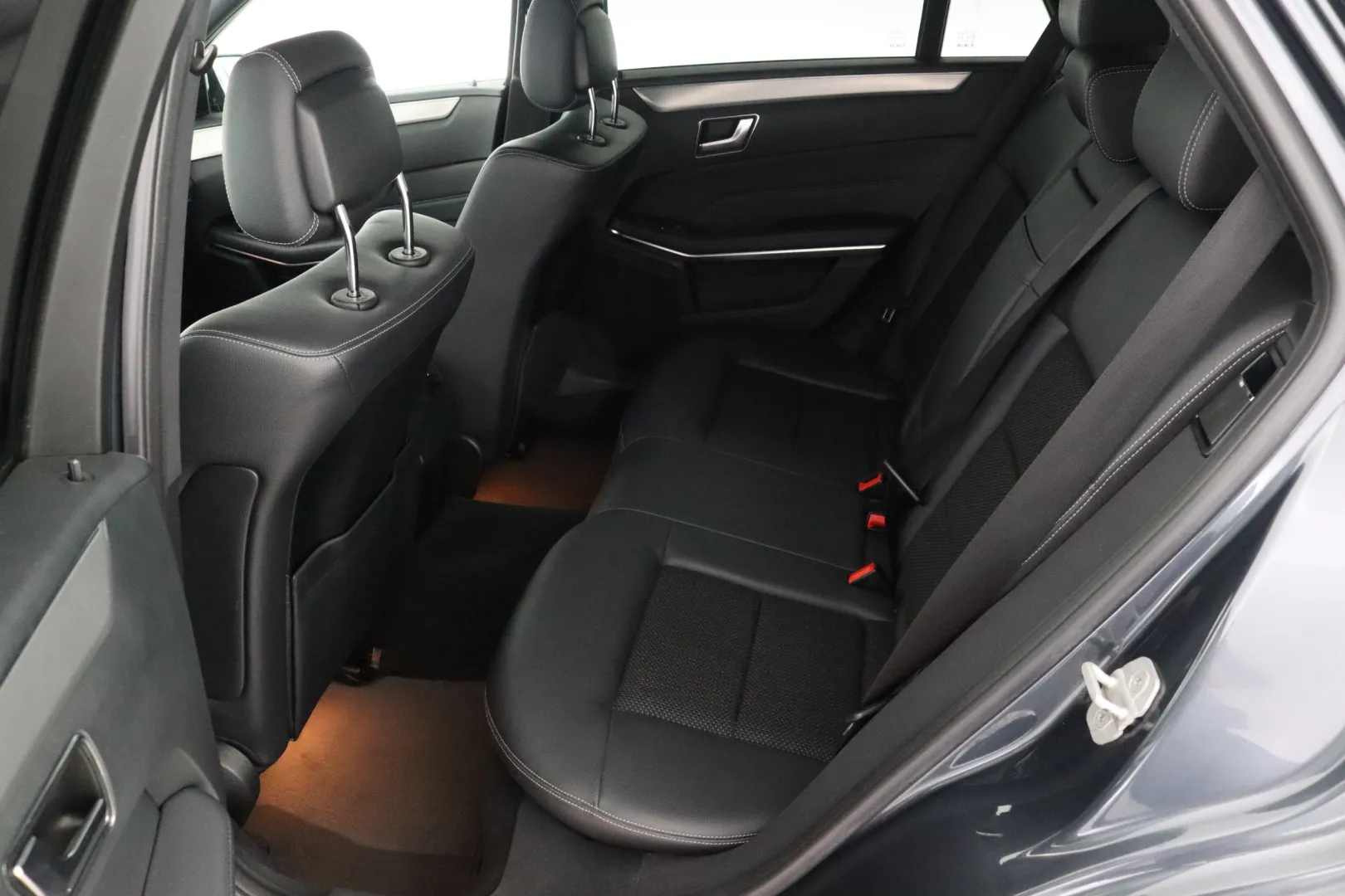 MERCEDES-BENZ E EPJ-324 carousel image
