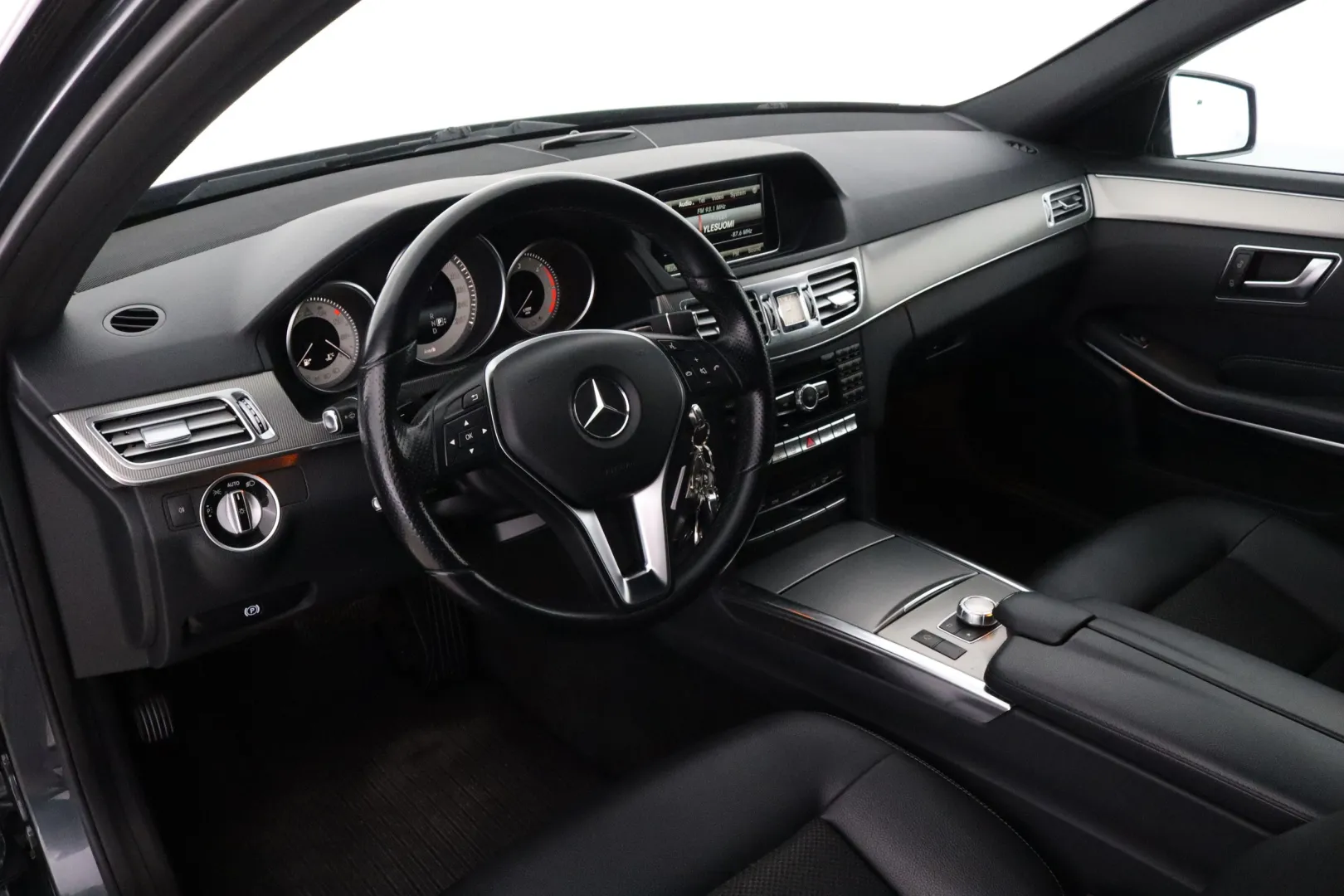 MERCEDES-BENZ E EPJ-324 carousel image