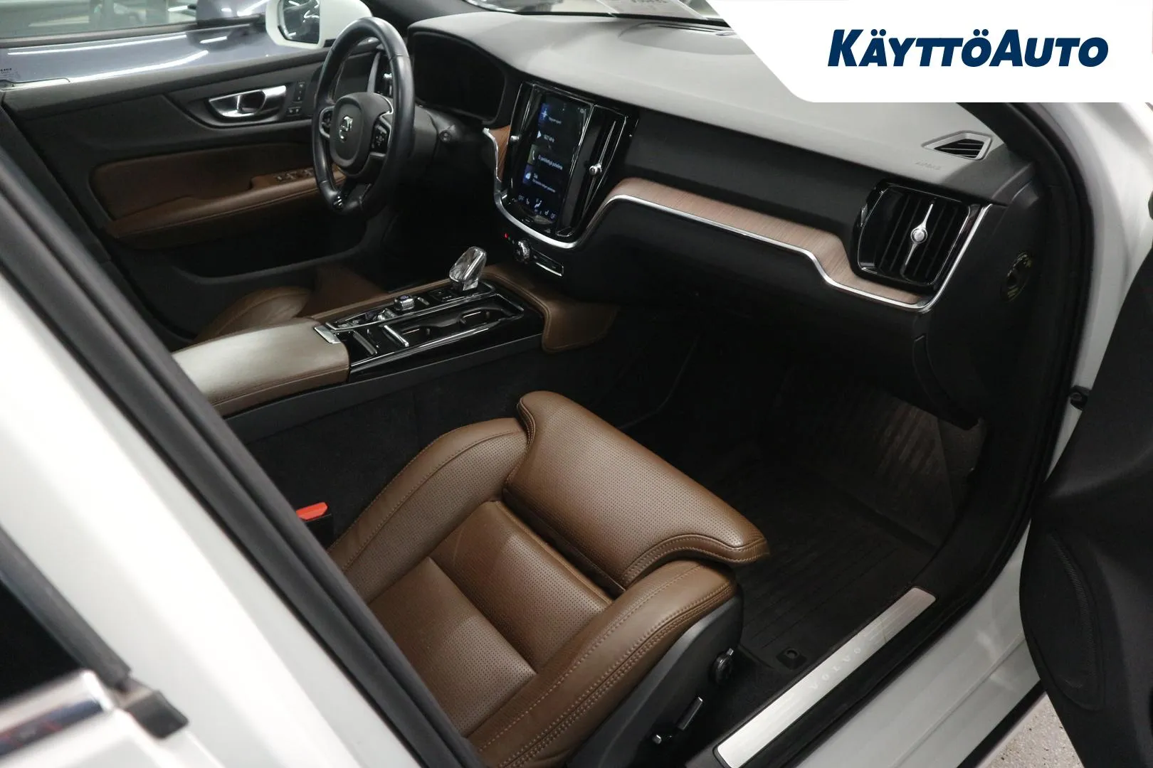 VOLVO V60 YXO-187 carousel image