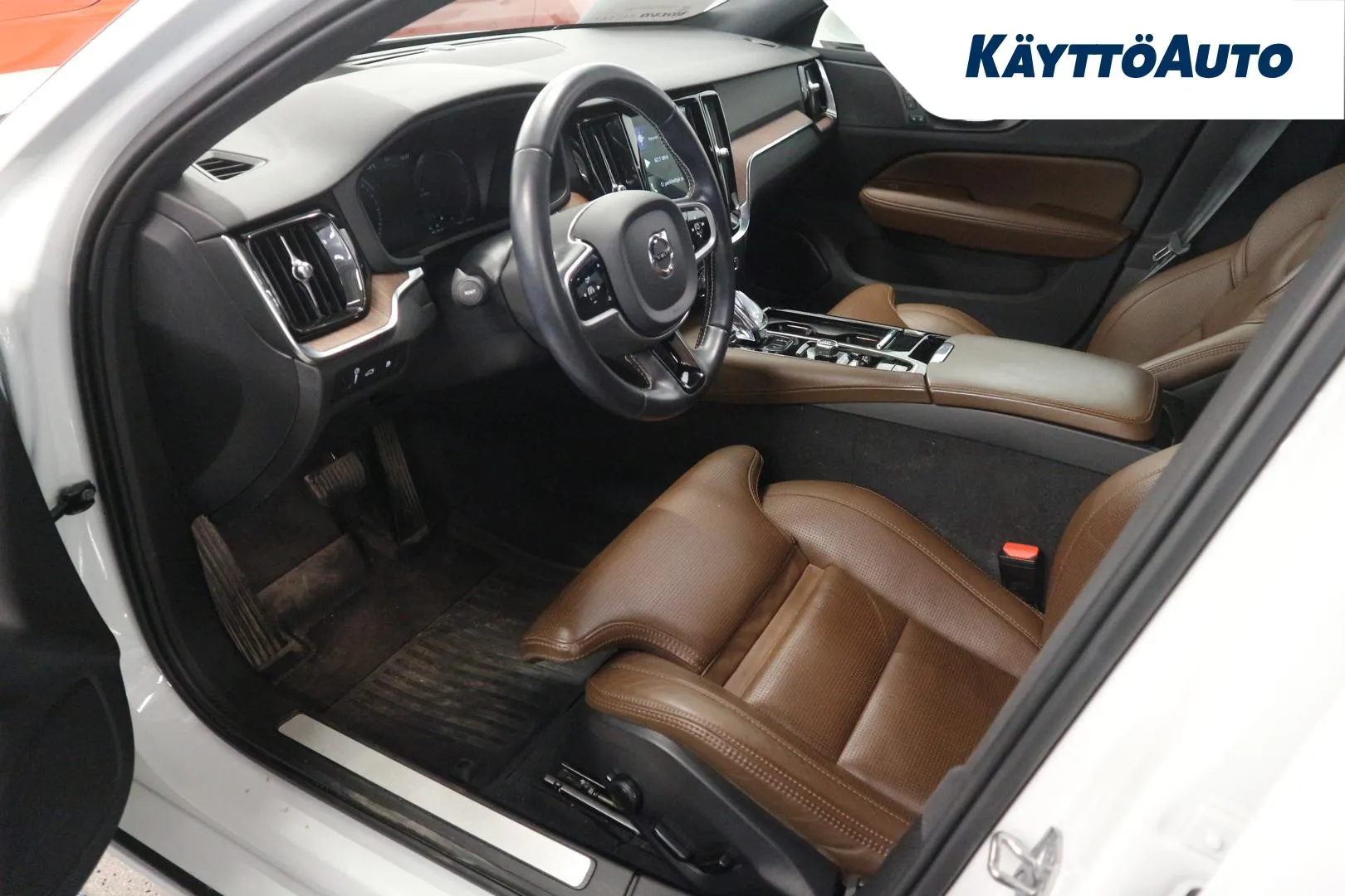 VOLVO V60 YXO-187 carousel image