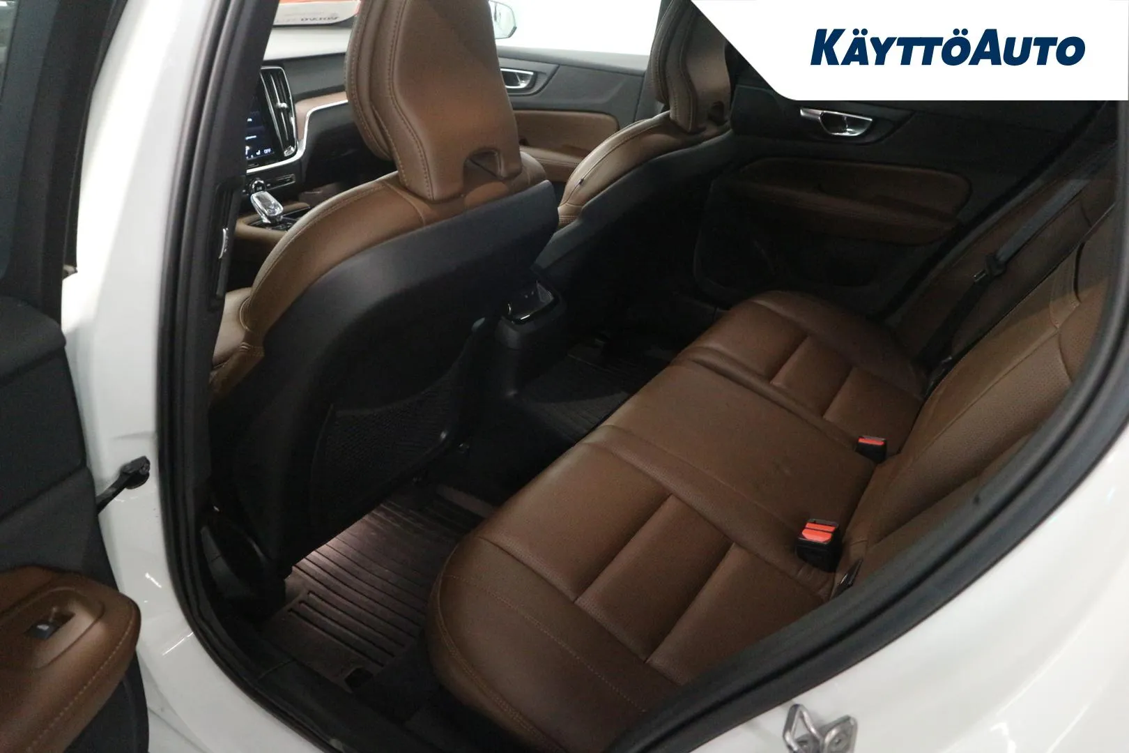 VOLVO V60 YXO-187 carousel image