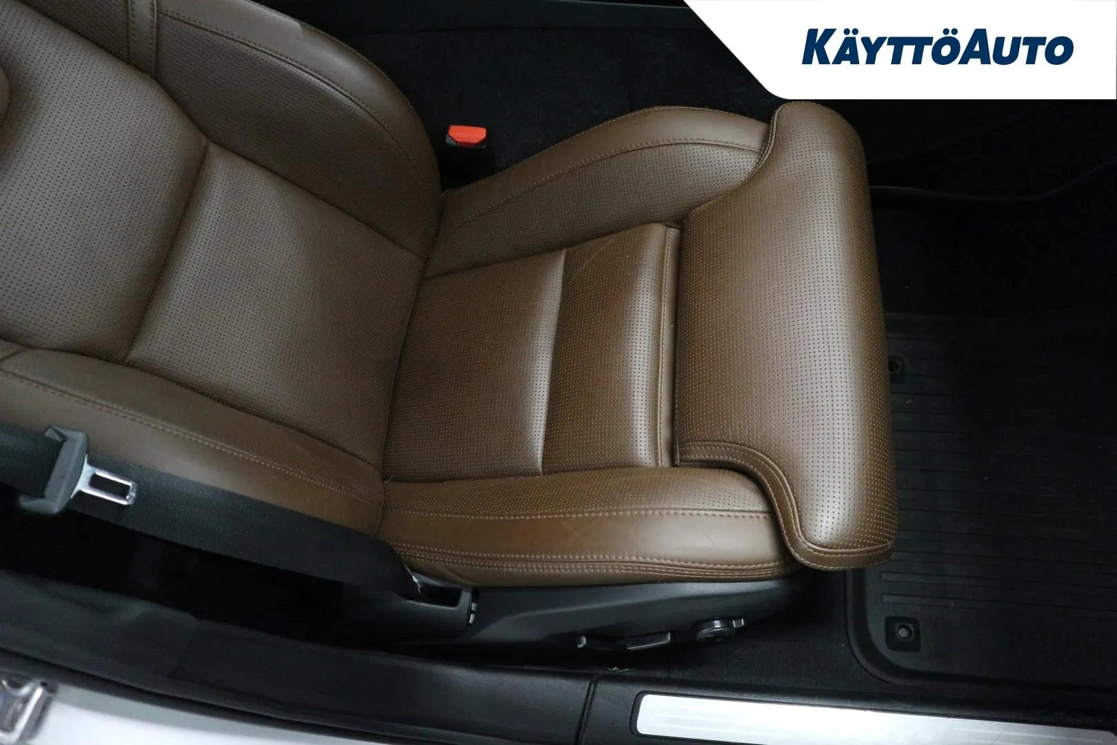 VOLVO V60 YXO-187 carousel image