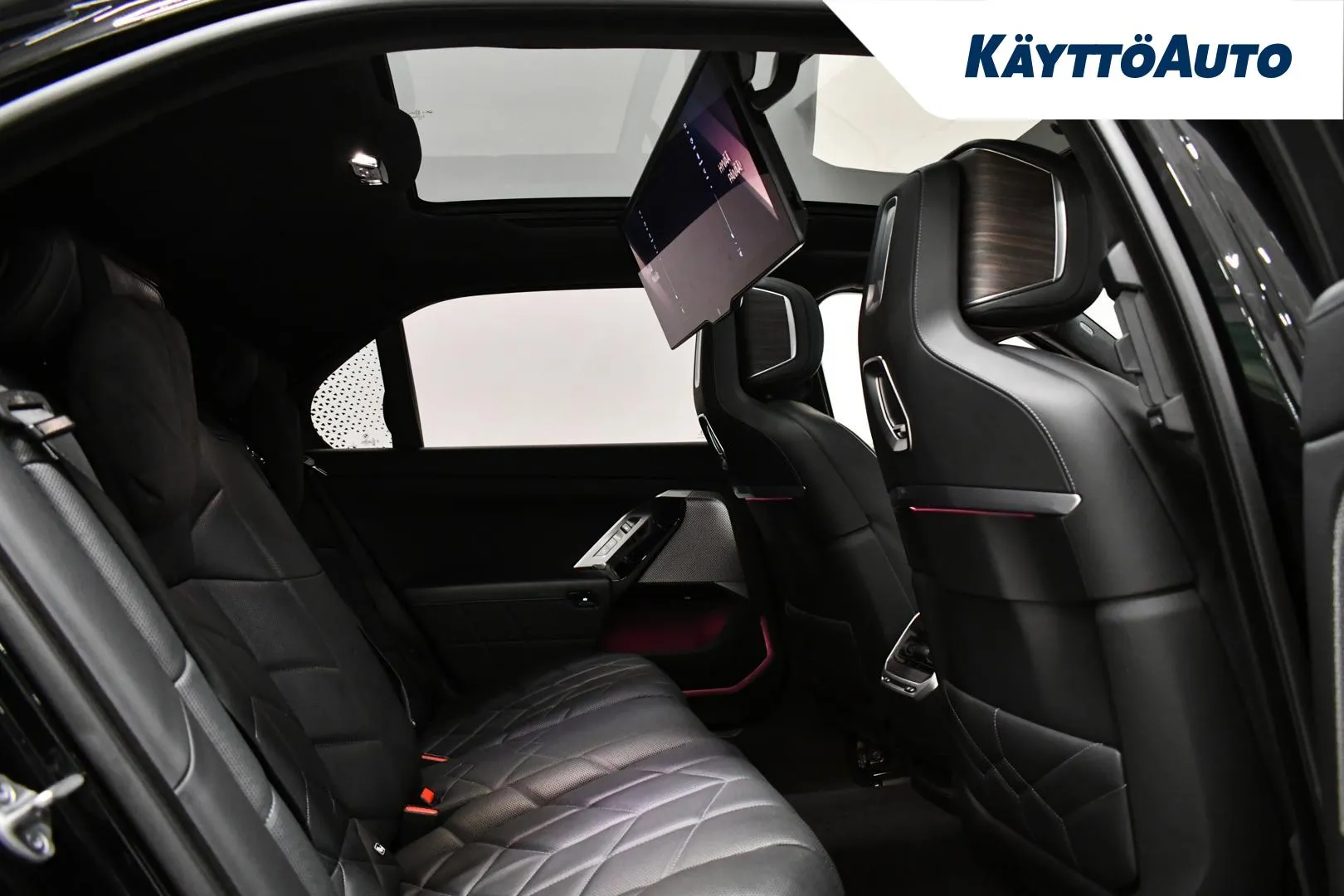 BMW i7 CSA-609 carousel image