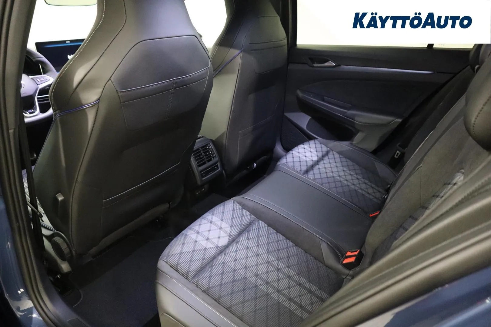 Volkswagen Golf JNY-835 carousel image