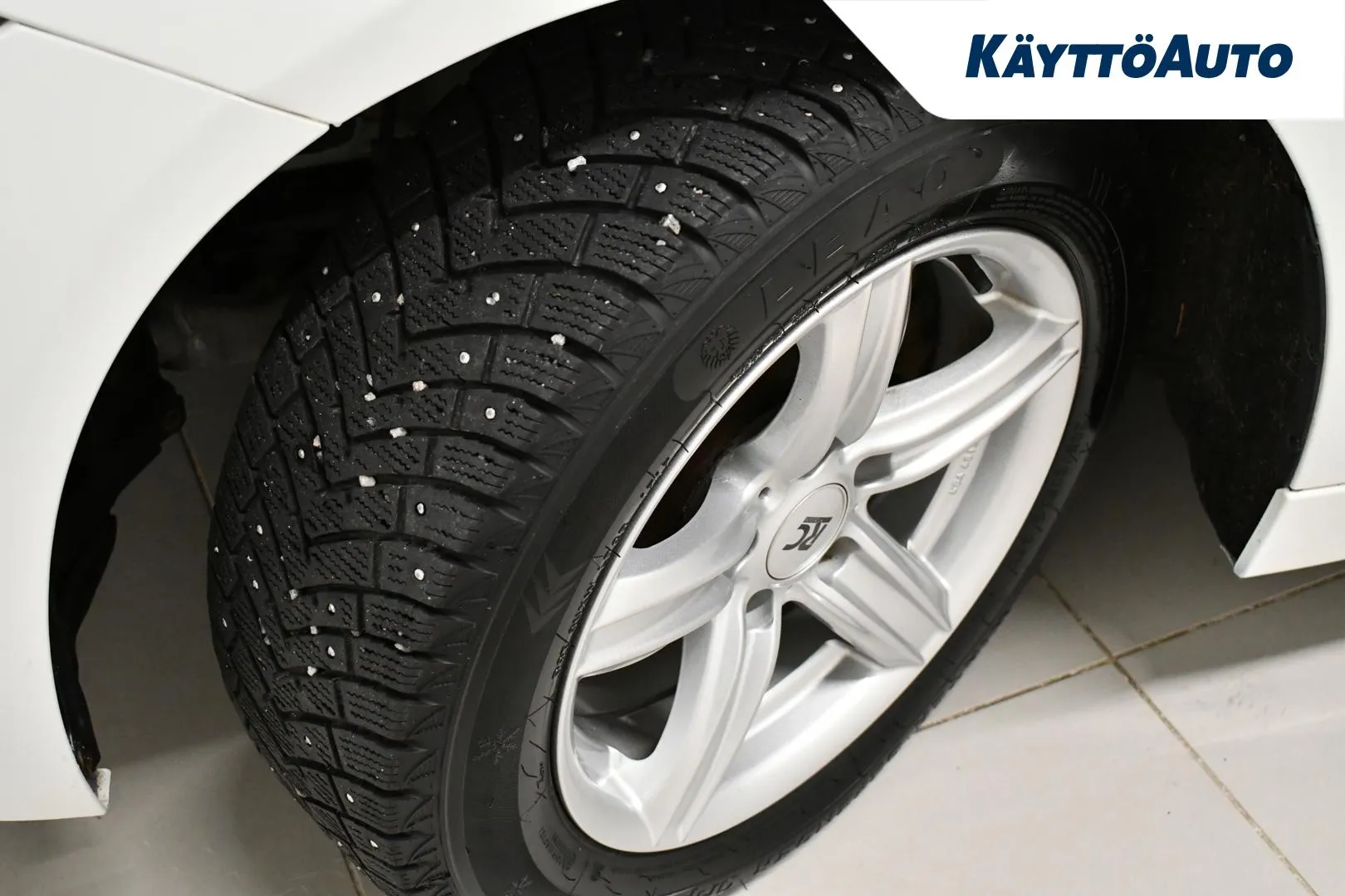 BMW 320 FLE-688 carousel image