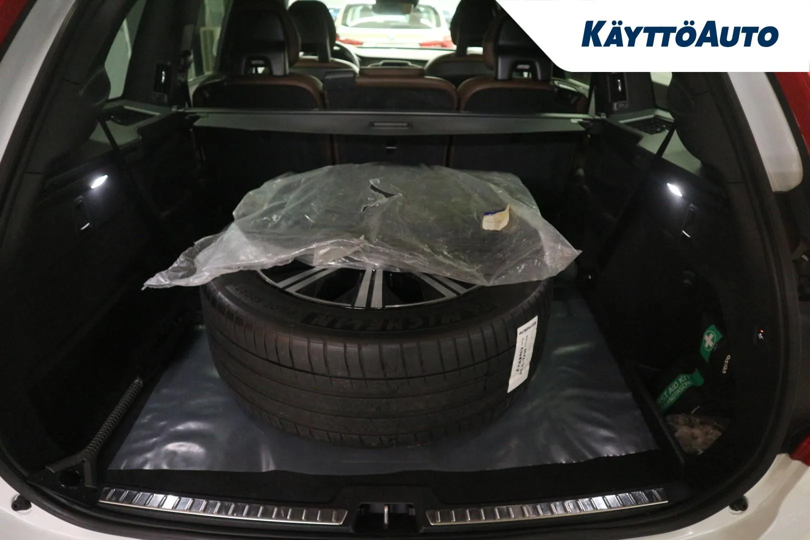 VOLVO XC90 MYX-440 carousel image