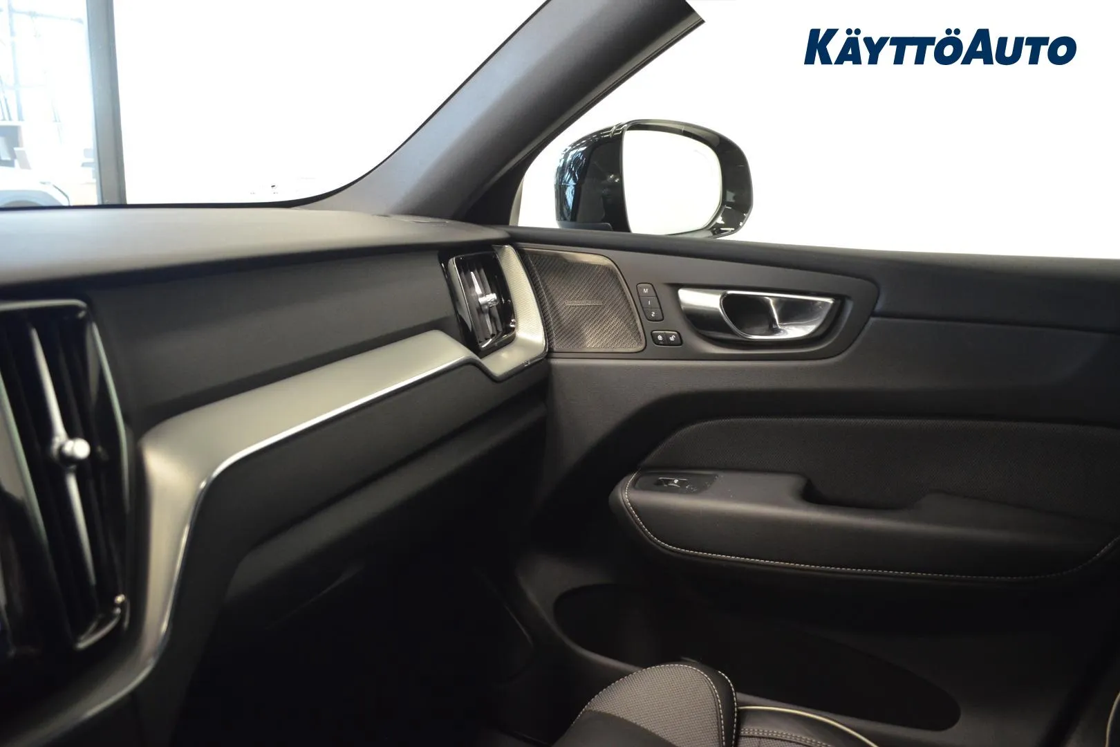 VOLVO XC60 JNH-820 carousel image