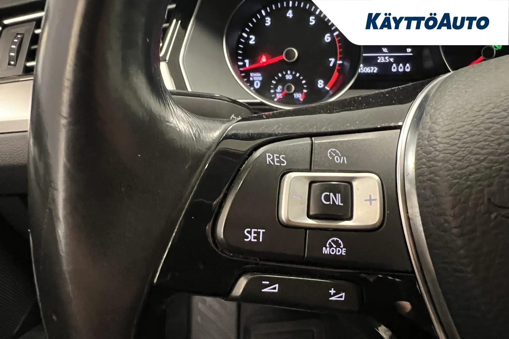 VOLKSWAGEN Passat ZKT-635 carousel image