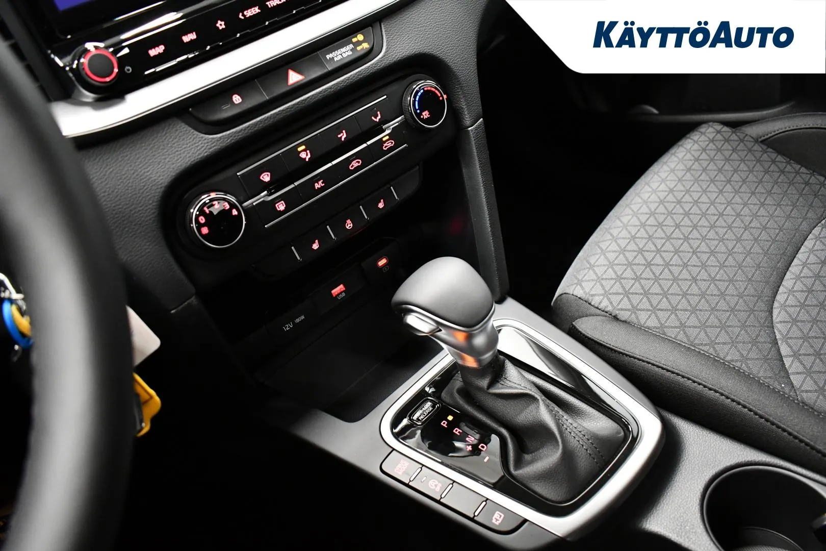 Kia Ceed KXJ-960 carousel image