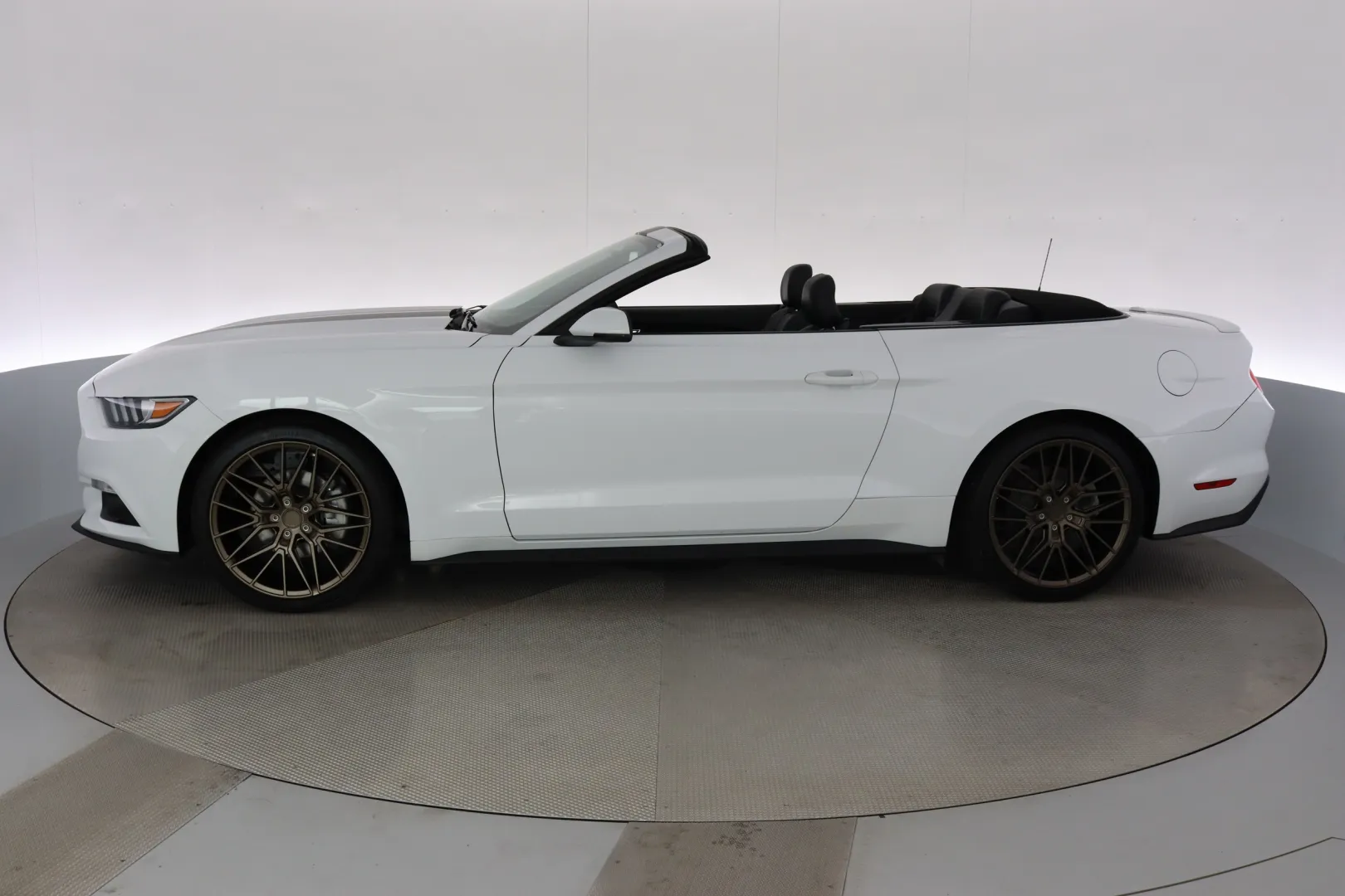 FORD Mustang CNE-512 carousel image