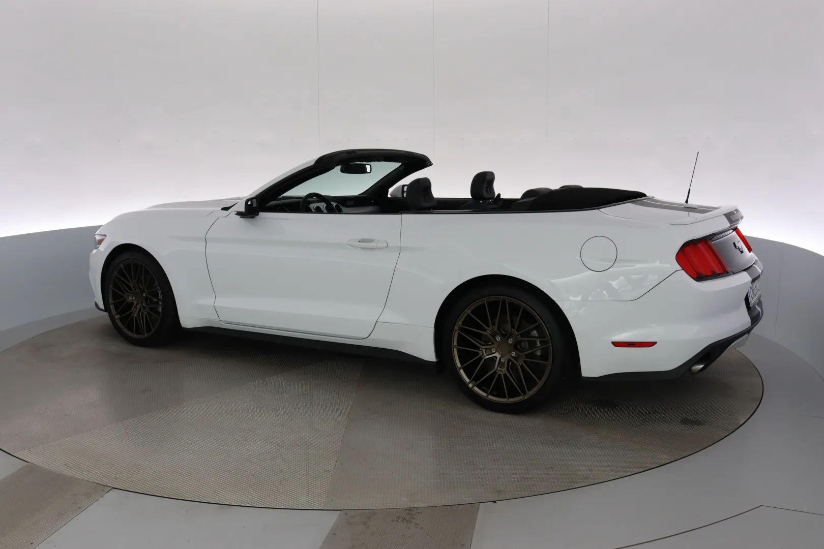 FORD Mustang CNE-512 carousel image