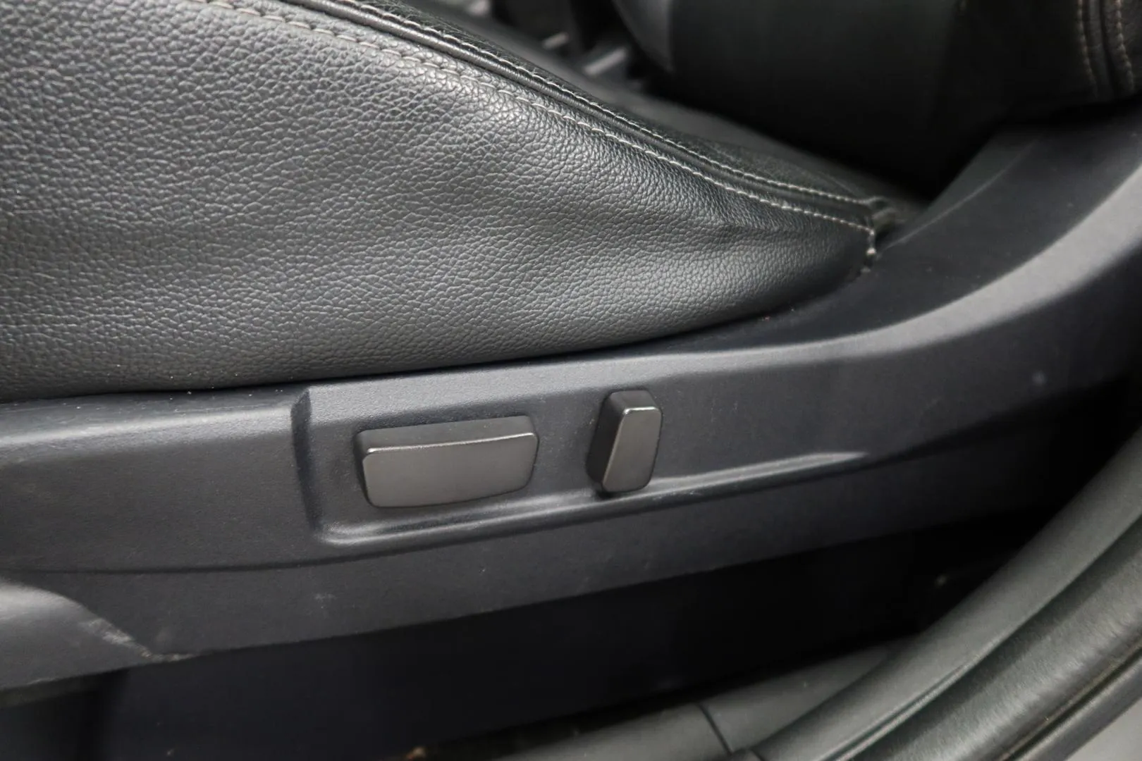 MITSUBISHI Outlander PHEV YJX-771 carousel image