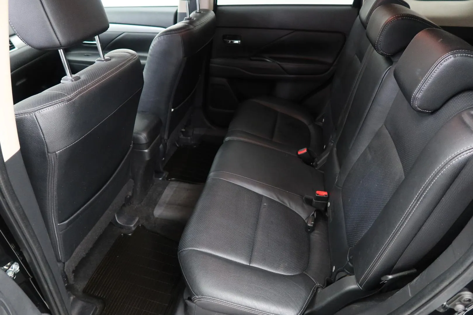 MITSUBISHI Outlander PHEV YJX-771 carousel image