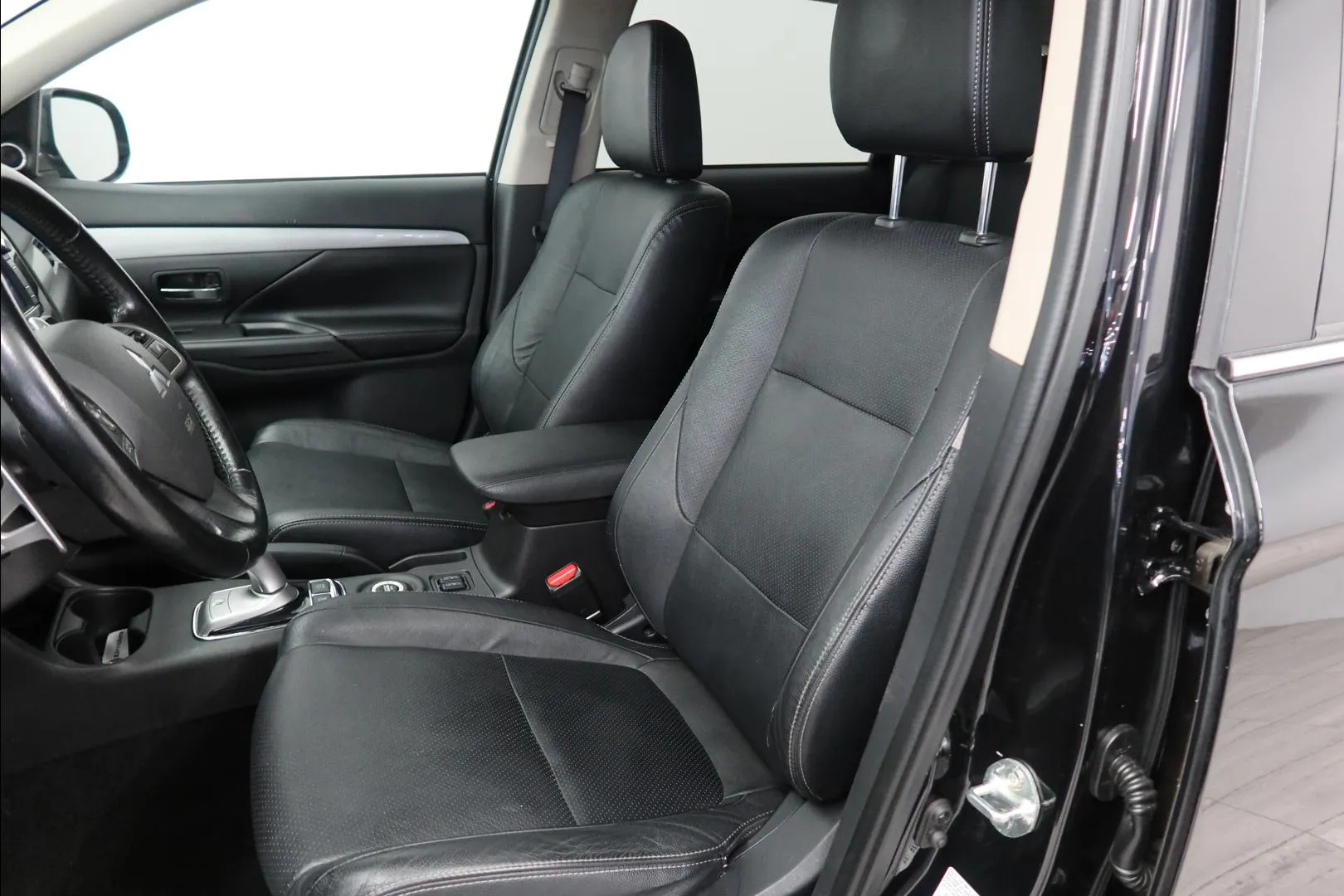 MITSUBISHI Outlander PHEV YJX-771 carousel image