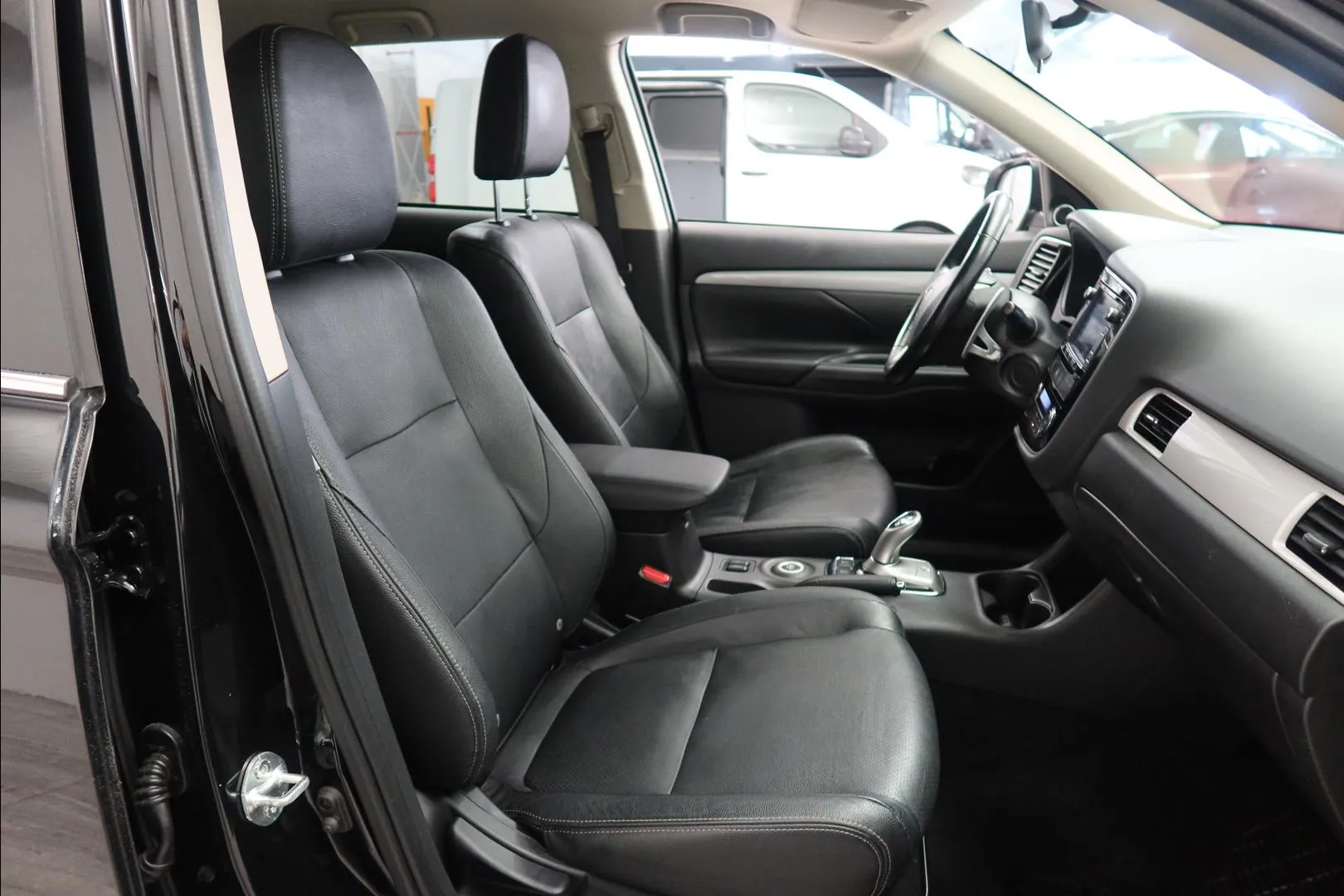 MITSUBISHI Outlander PHEV YJX-771 carousel image