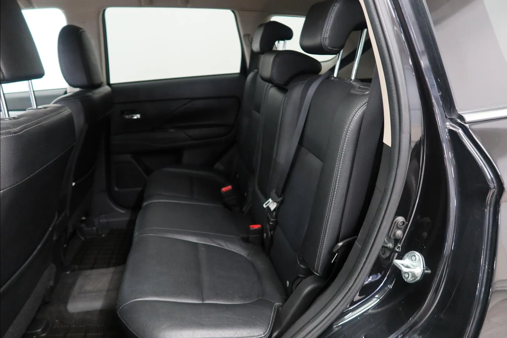 MITSUBISHI Outlander PHEV YJX-771 carousel image