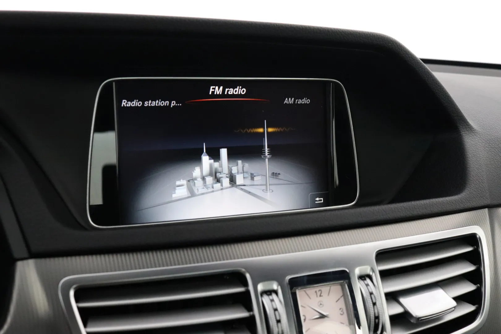 MERCEDES-BENZ E GLP-577 carousel image