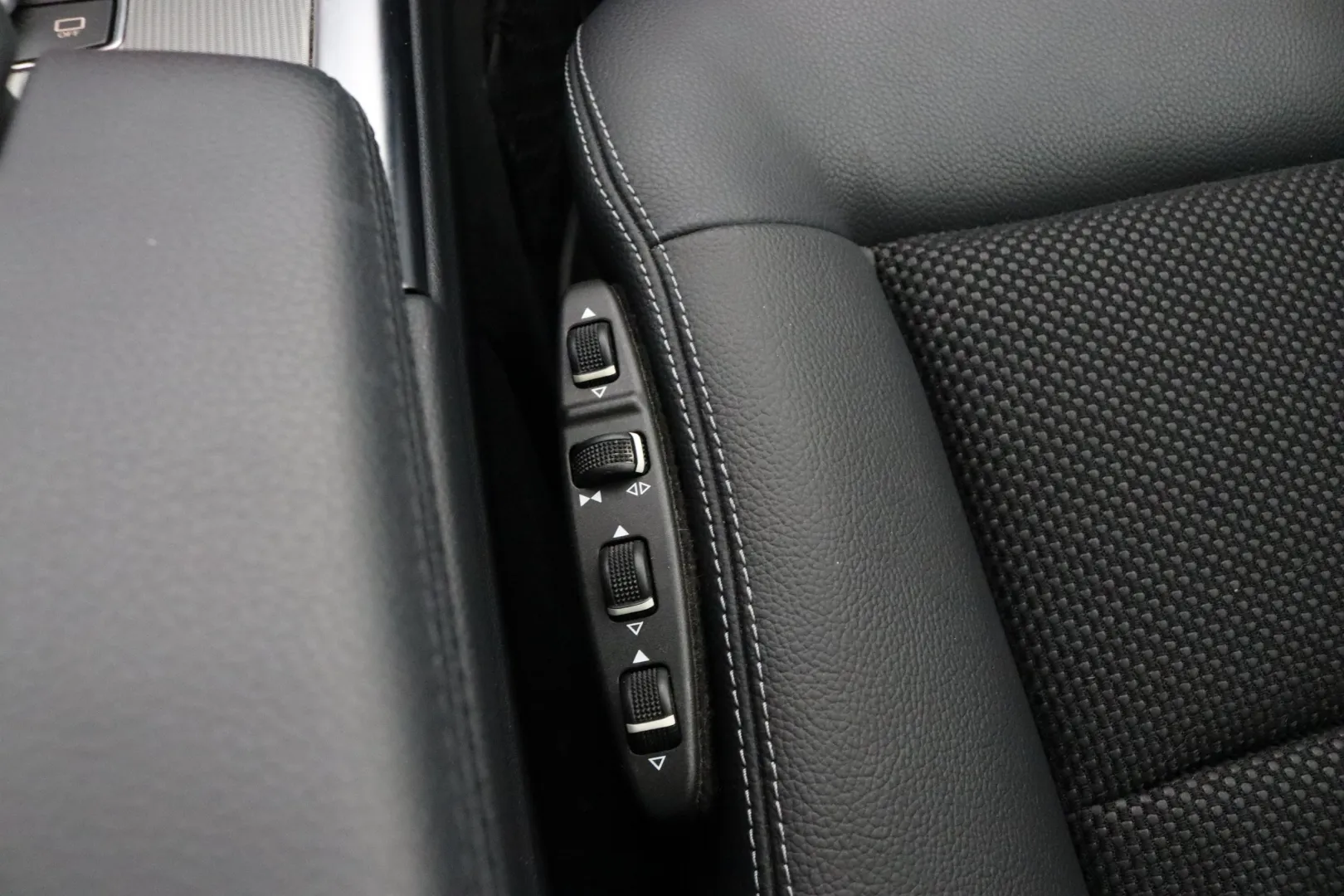 MERCEDES-BENZ E GLP-577 carousel image